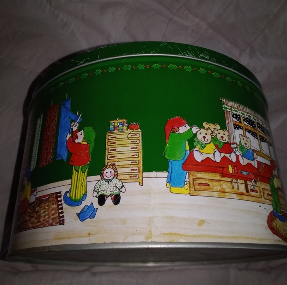 Vintage Christmas Santa Elf Cookie Tin 1982 Lynn Gates Design 8 3/4" Diameter - Picture 4 of 12